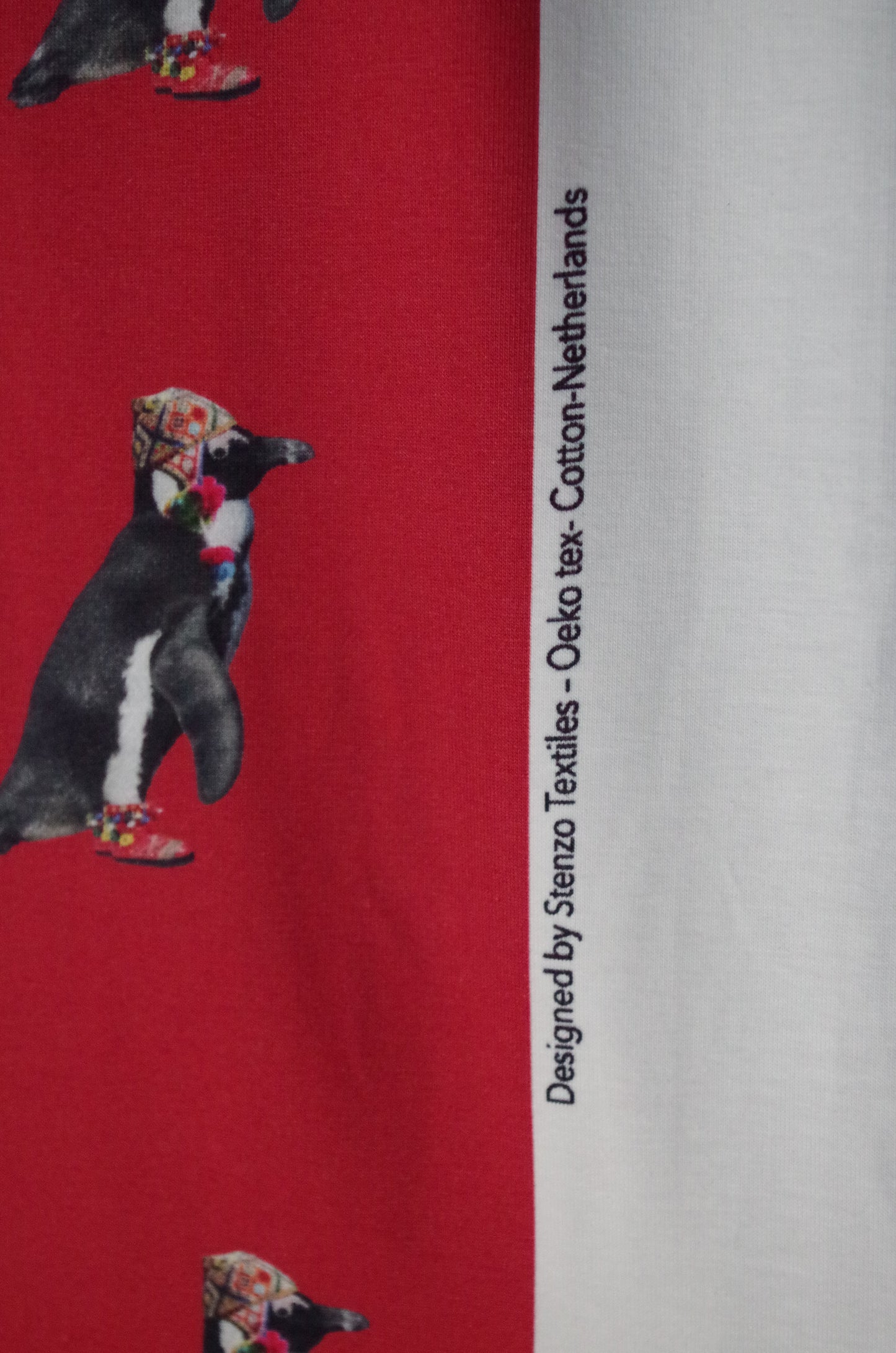 Panneau de tissu Stenzo 100 % coton Oeko-Tex - Pingouin Sherpa sur fond rouge - 152 x 119 cm