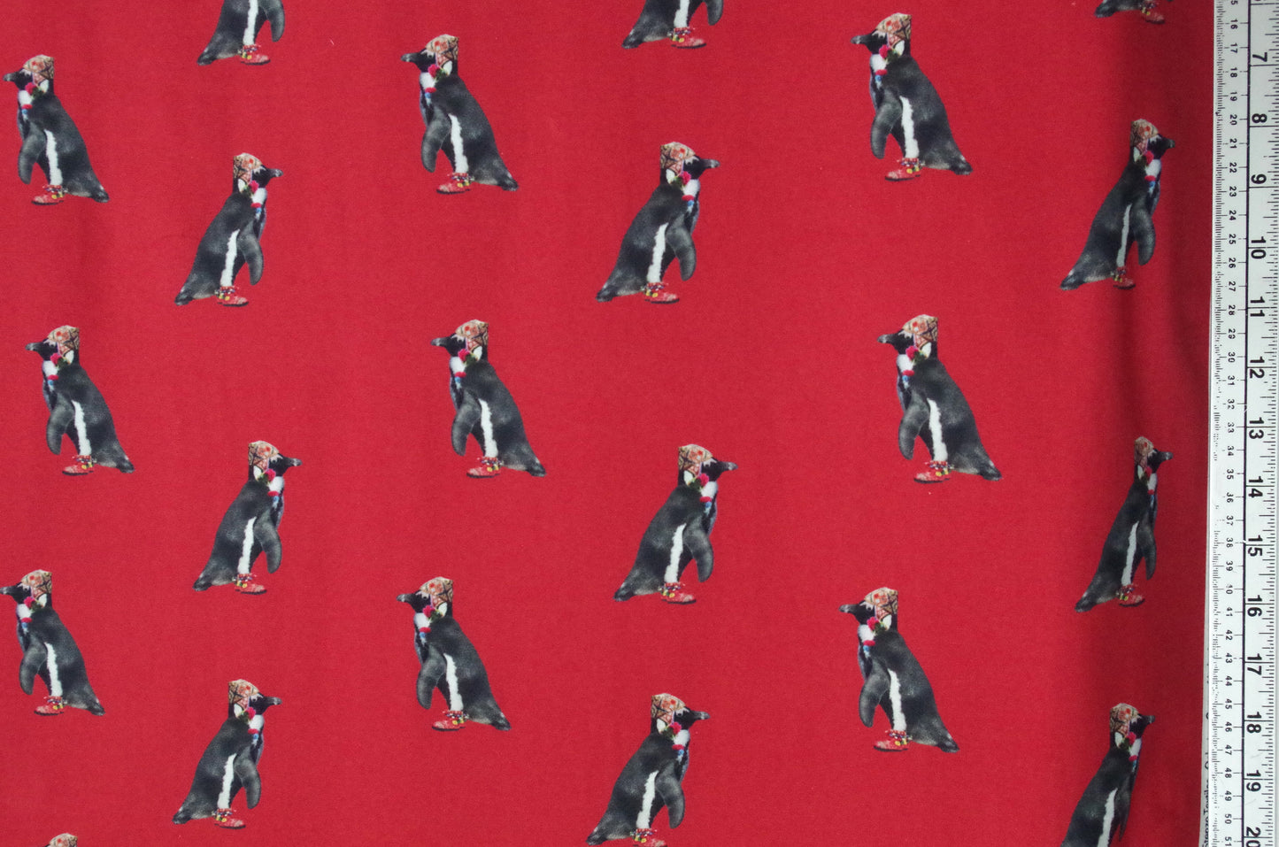 Panneau de tissu Stenzo 100 % coton Oeko-Tex - Pingouin Sherpa sur fond rouge - 152 x 119 cm