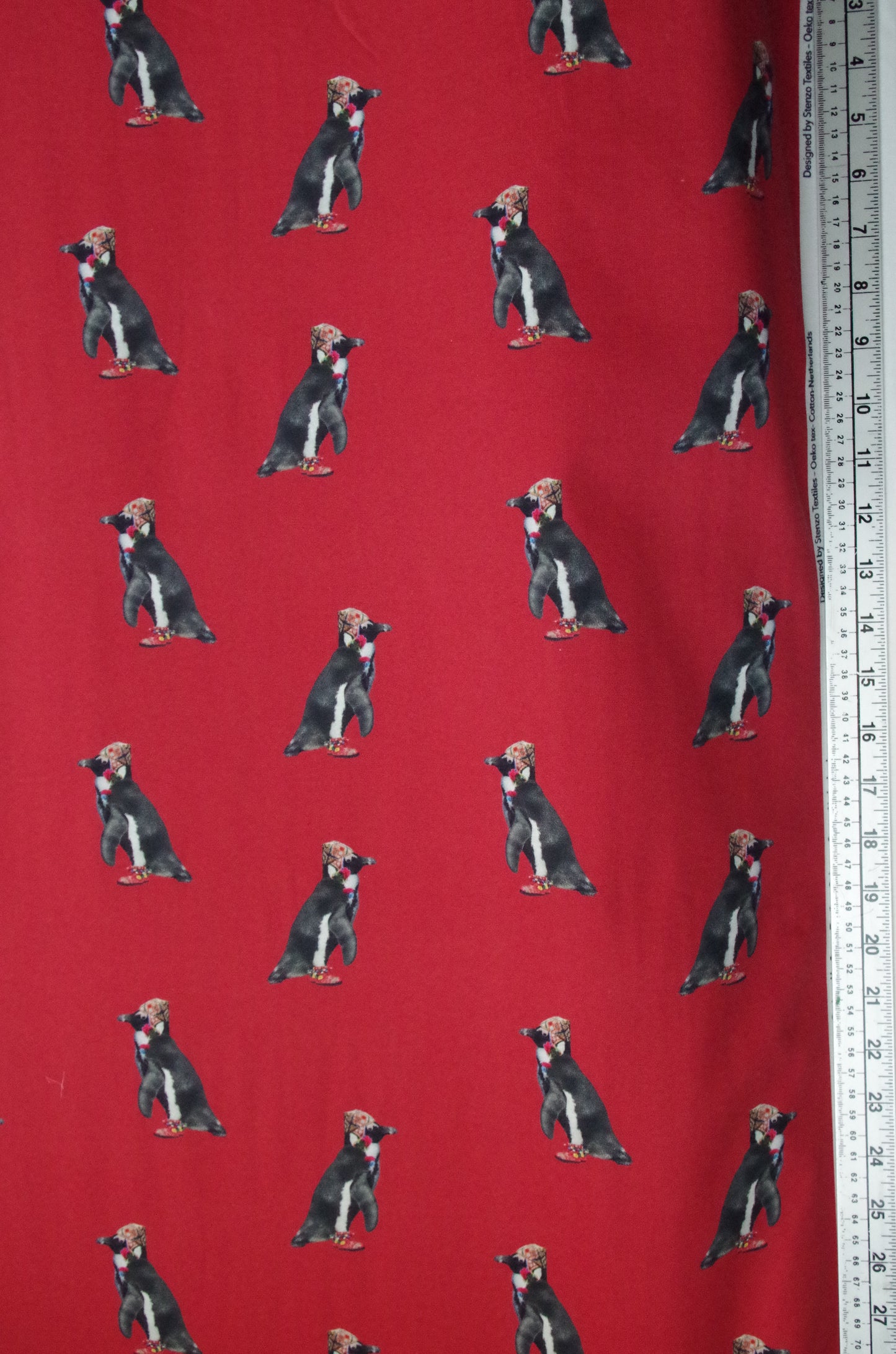 Panneau de tissu Stenzo 100 % coton Oeko-Tex - Pingouin Sherpa sur fond rouge - 152 x 119 cm